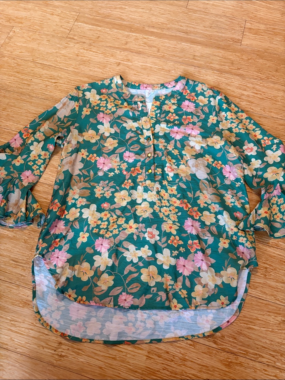 Like Love NWT The Fresh Bloom Green Floral Henley Blouse Medium boho preppy